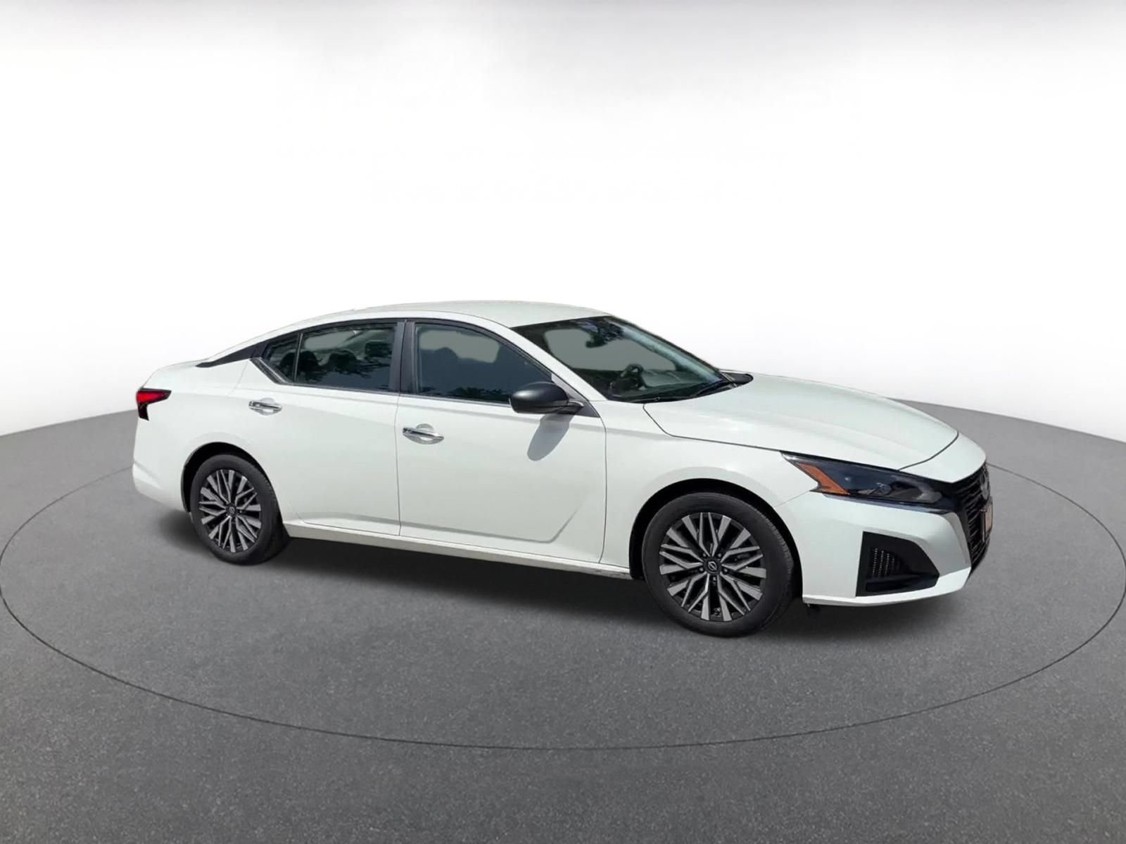 Used 2025 Nissan Altima 2.5 SV FWD image 2