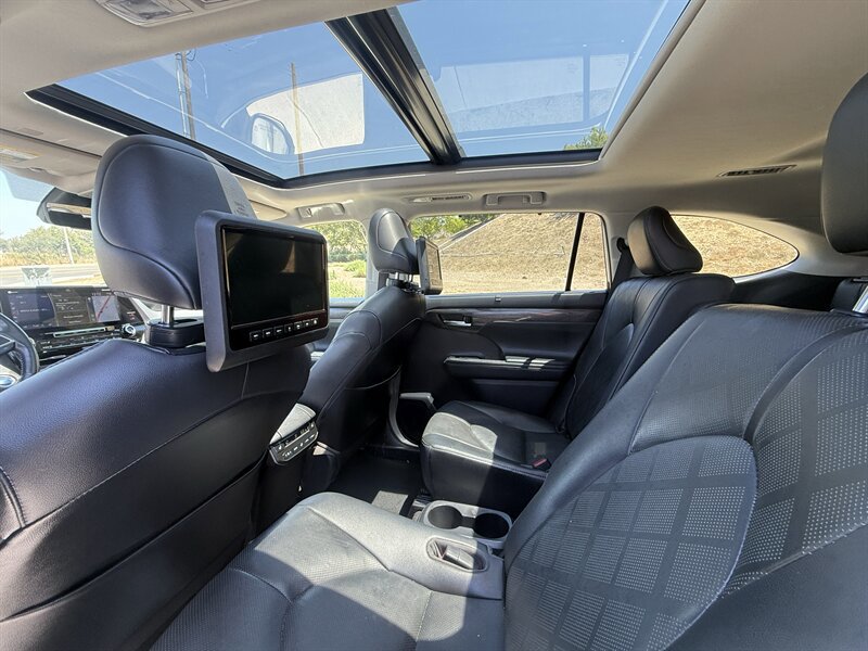 Used 2021 Toyota Highlander Platinum AWD/4WD image 5