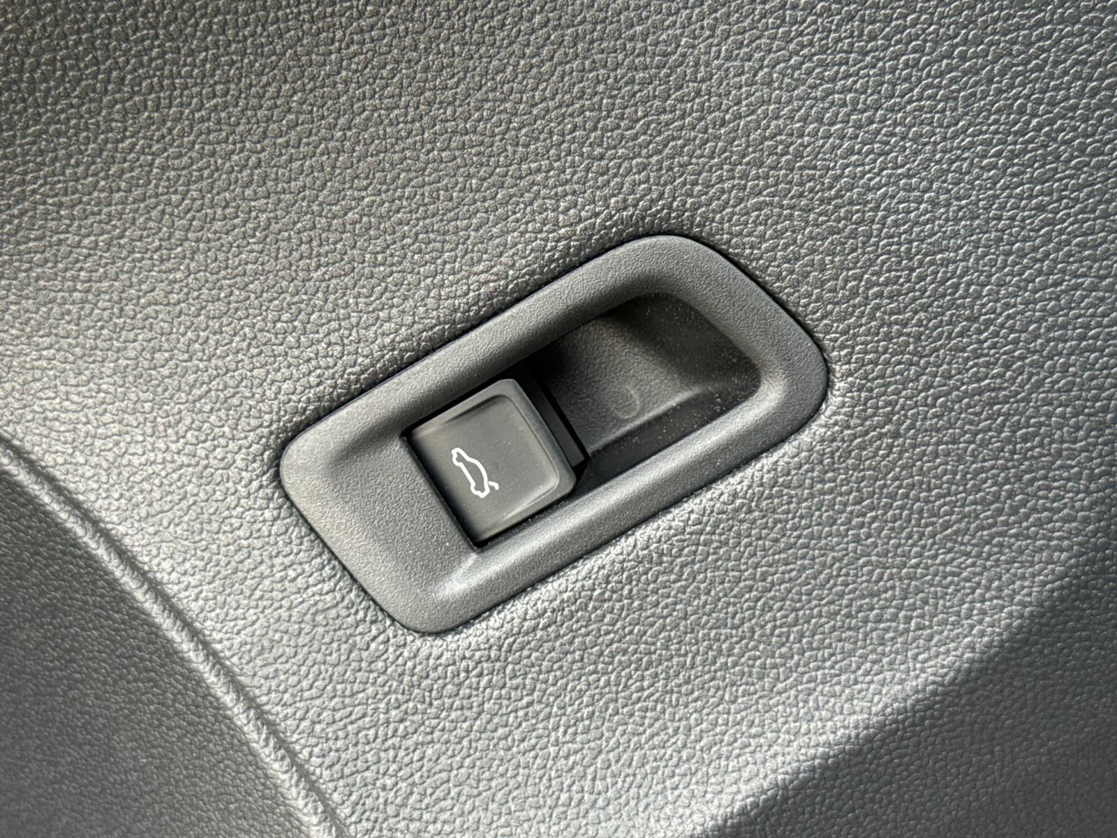 Certified 2025 Volkswagen Atlas Peak Edition SE image 16