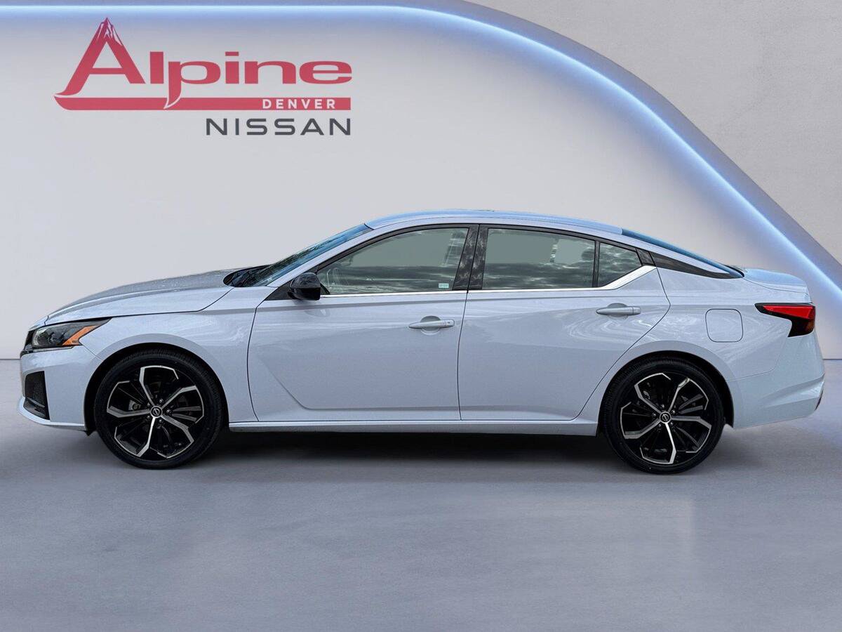 Used 2024 Nissan Altima 2.5 SR FWD image 2