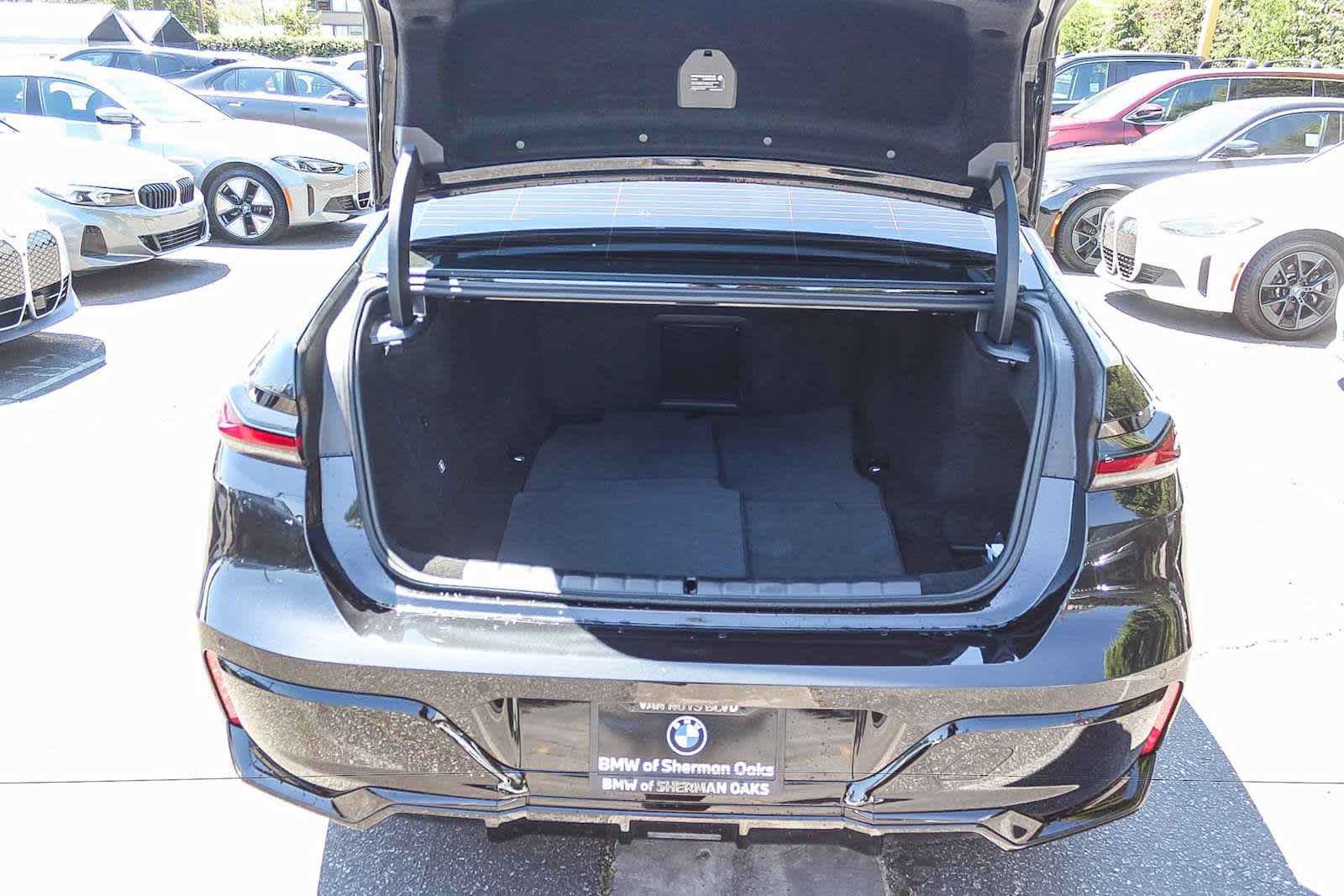 Certified 2025 BMW i7 eDrive50 w/ Executive Package RWD image 26