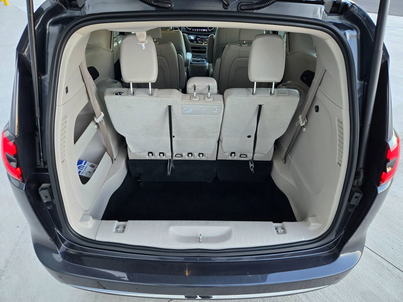 Used 2021 Chrysler Pacifica Touring-L w/ Premium & Safety Sphere Group image 18