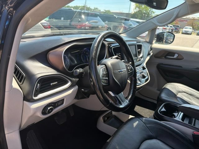 Used 2019 Chrysler Pacifica Touring-L FWD image 14