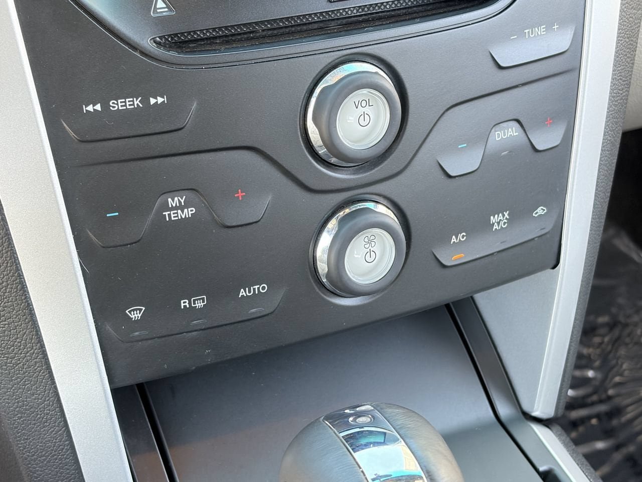 Used 2015 Ford Explorer XLT w/ Equipment Group 202A FWD image 29