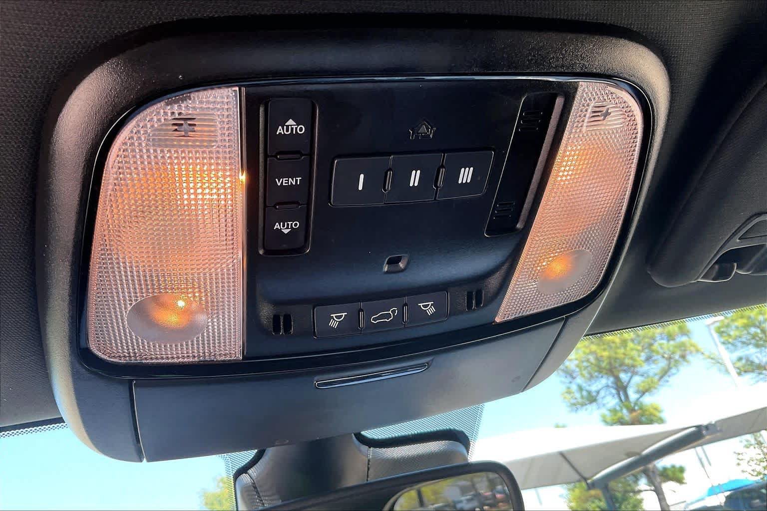 Used 2025 Dodge Durango GT AWD/4WD image 32