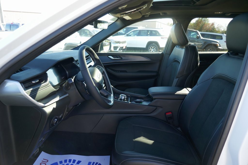 New 2025 Jeep Grand Cherokee Altitude image 13