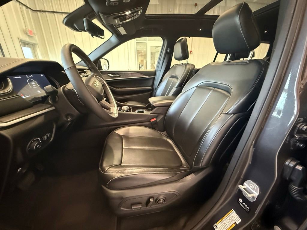 Used 2025 Jeep Grand Cherokee L Limited w/ Luxury Tech Group II AWD/4WD image 30