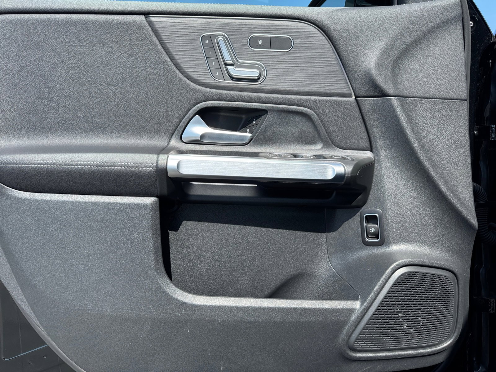 Used 2025 Mercedes-Benz GLB 250 4MATIC image 29