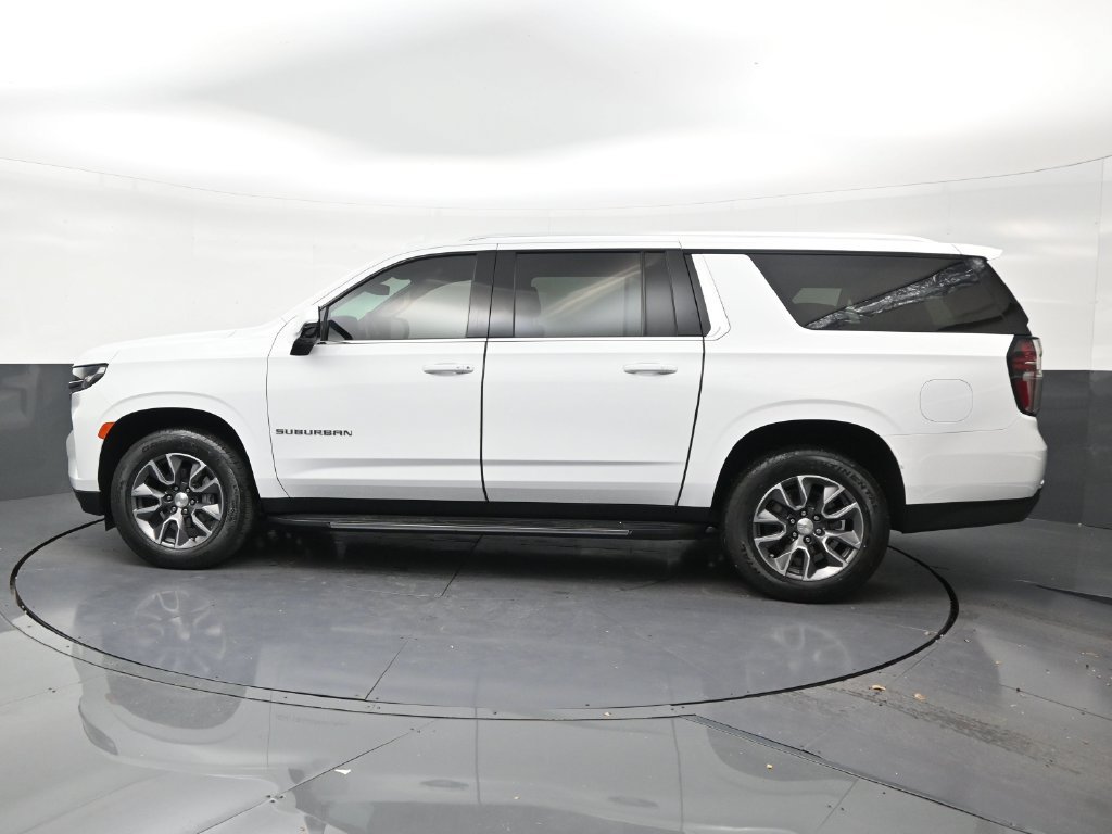 Used 2023 Chevrolet Suburban LT w/ LT Signature Package RWD image 2