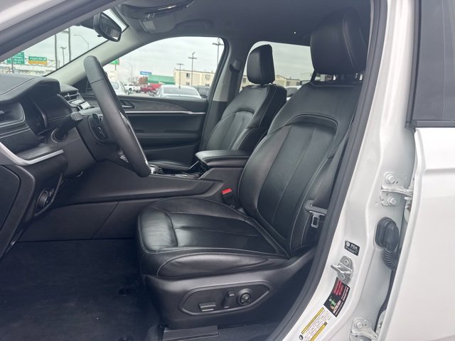 Used 2023 Jeep Grand Cherokee Limited w/ Black Appearance Package image 18