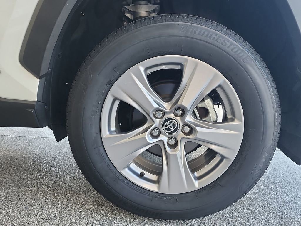 Used 2023 Toyota RAV4 XLE AWD/4WD image 32