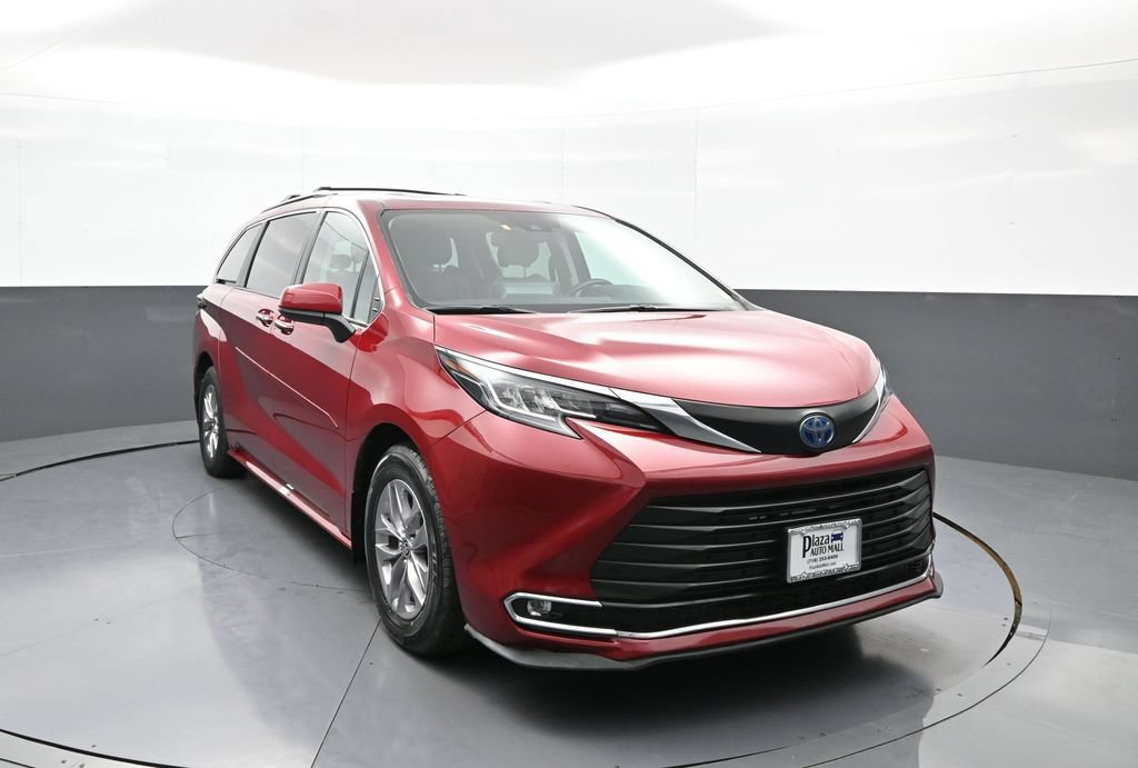 Certified 2022 Toyota Sienna XLE AWD/4WD image 3