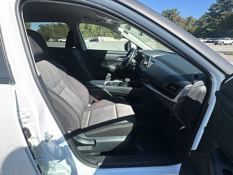 Certified 2025 Nissan Rogue SV AWD/4WD image 24