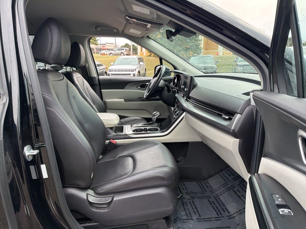 Used 2023 Kia Carnival LX image 25