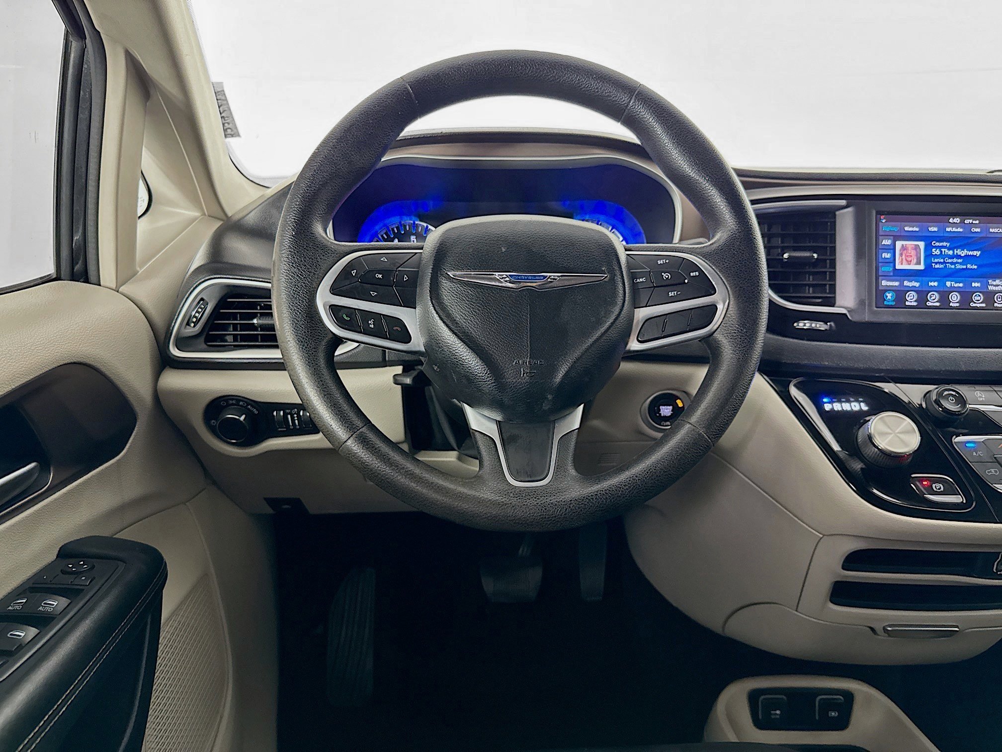 Used 2021 Chrysler Voyager Lxi image 16