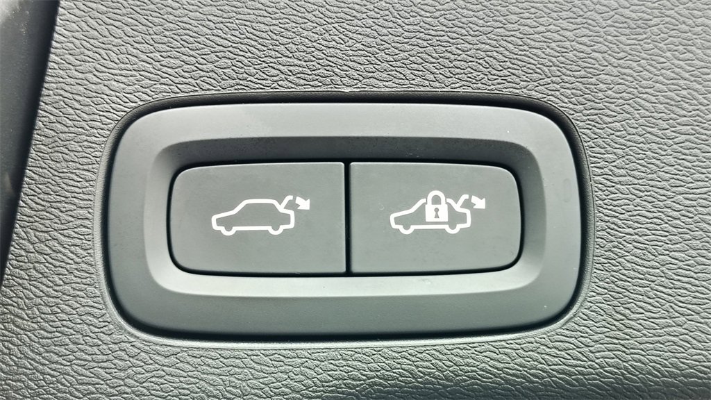 Certified 2025 Volvo XC60 B5 Plus image 28