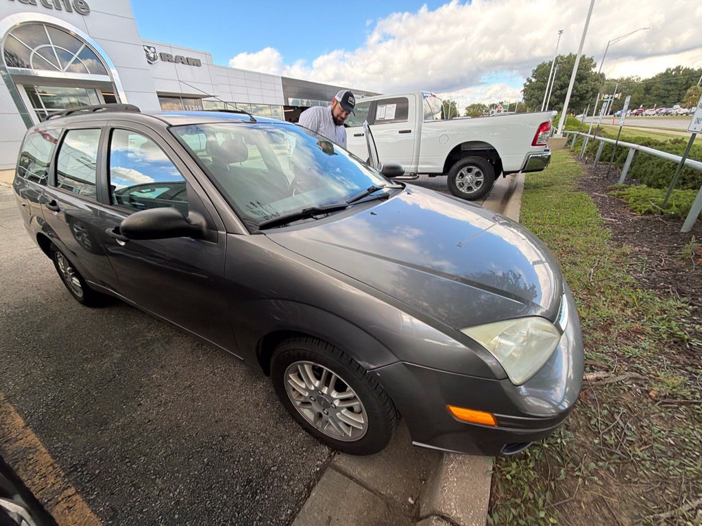Used 2005 Ford Focus ZXW Wagon FWD image 1