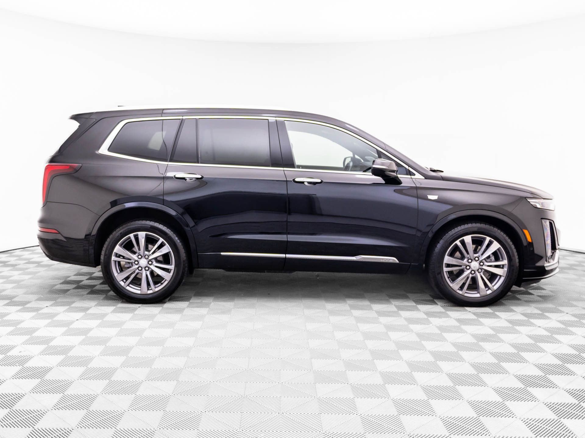 Certified 2025 Cadillac XT6 Premium Luxury w/ Platinum Package image 7