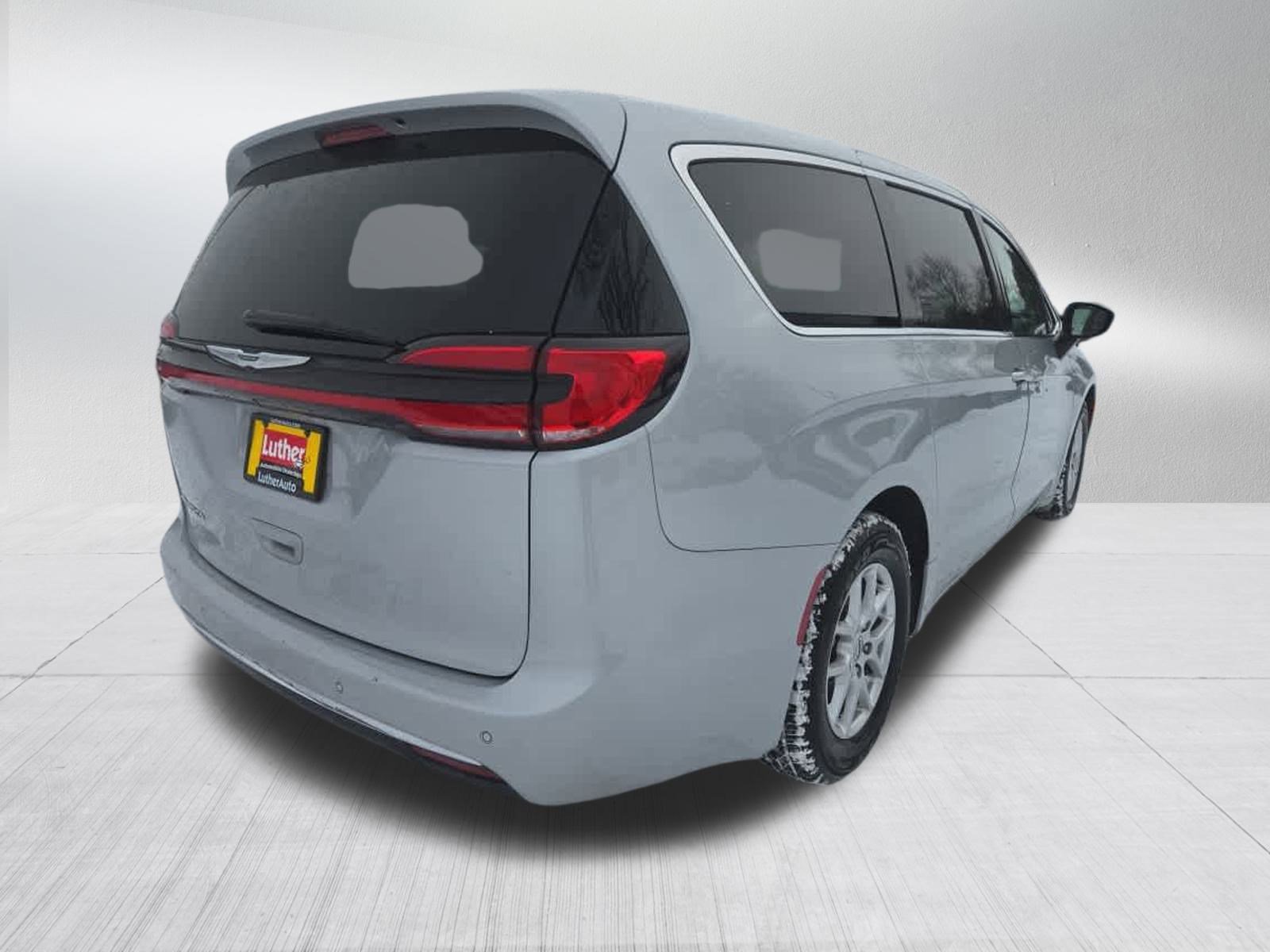 Used 2023 Chrysler Pacifica Touring-L image 3