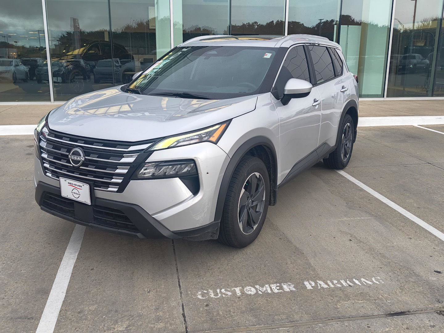 Used 2024 Nissan Rogue SV w/ SV Premium Package FWD image 2