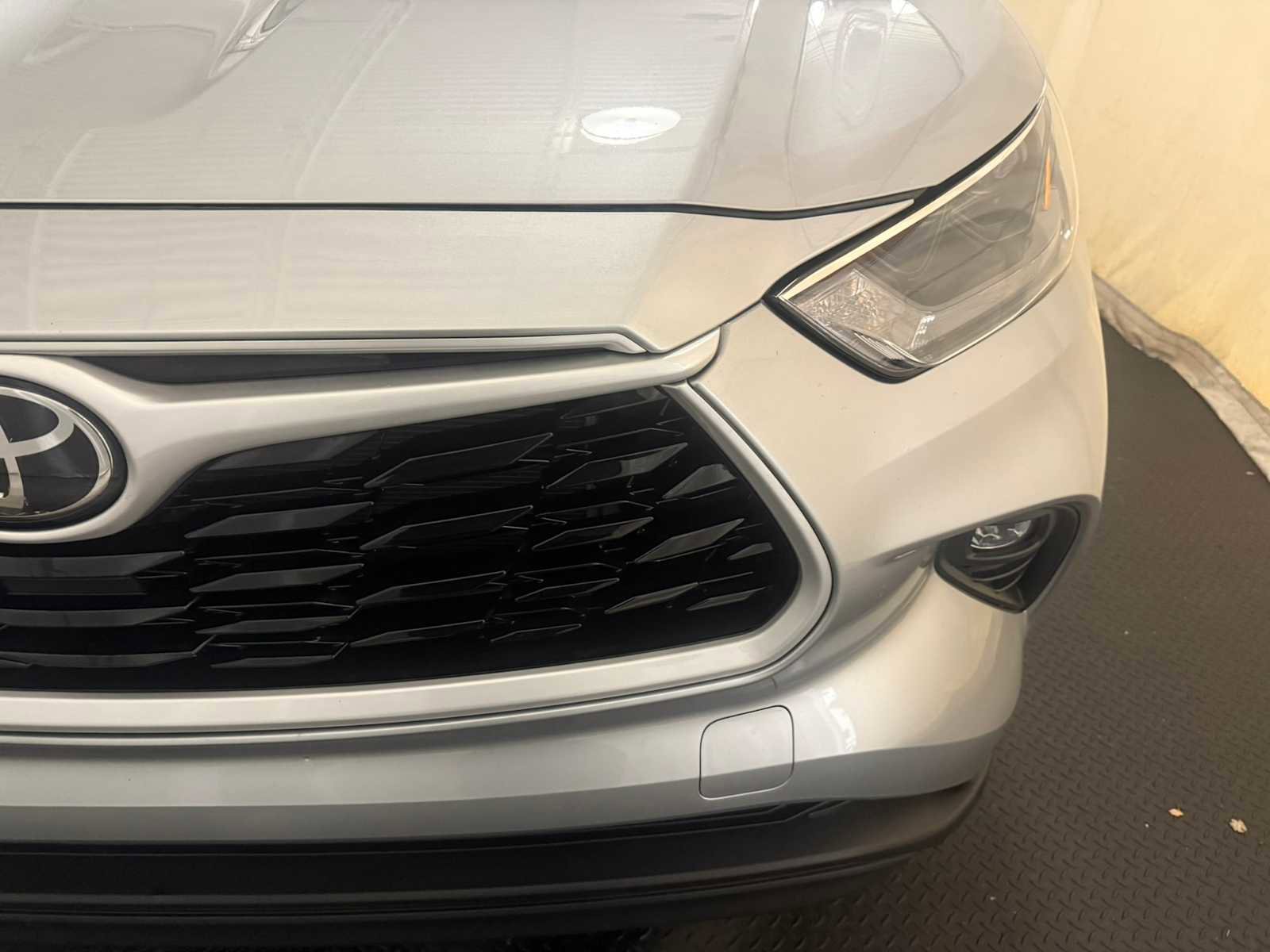 Used 2023 Toyota Highlander LE AWD/4WD image 5