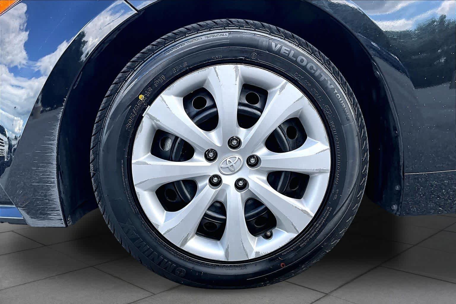 Used 2025 Toyota Corolla LE FWD image 11