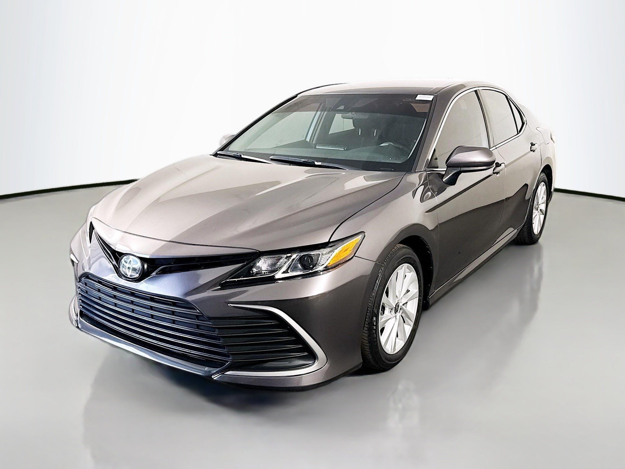 Used 2022 Toyota Camry LE FWD image 4