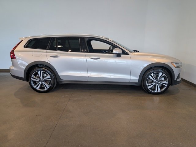 Used 2025 Volvo V60 B5 Cross Country Plus image 6