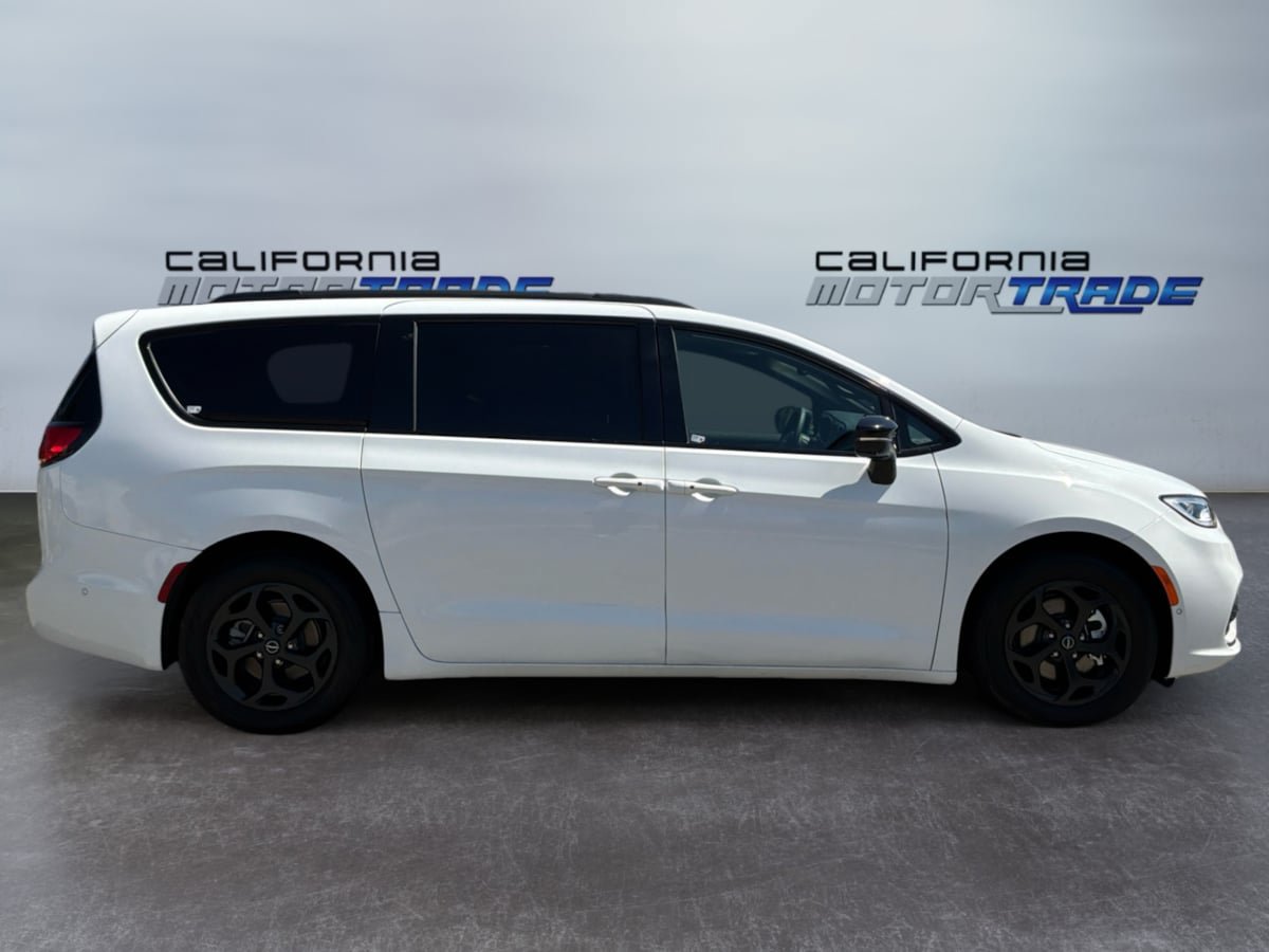 Used 2025 Chrysler Pacifica Premium FWD image 4