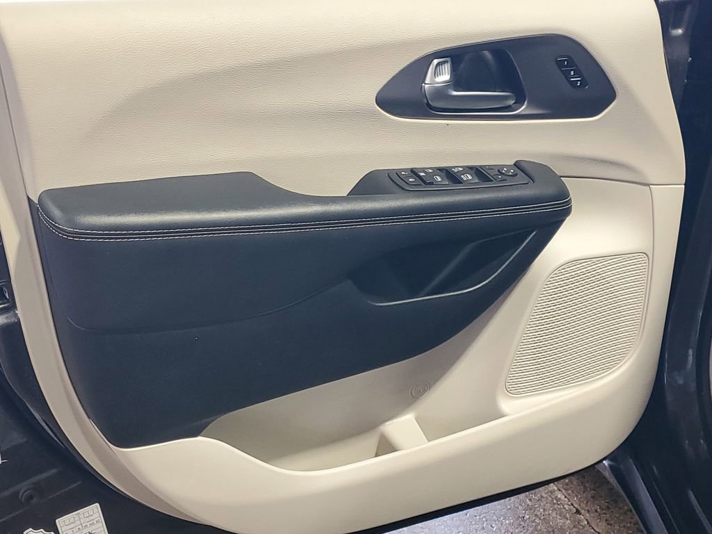 Used 2023 Chrysler Pacifica Touring-L FWD image 19