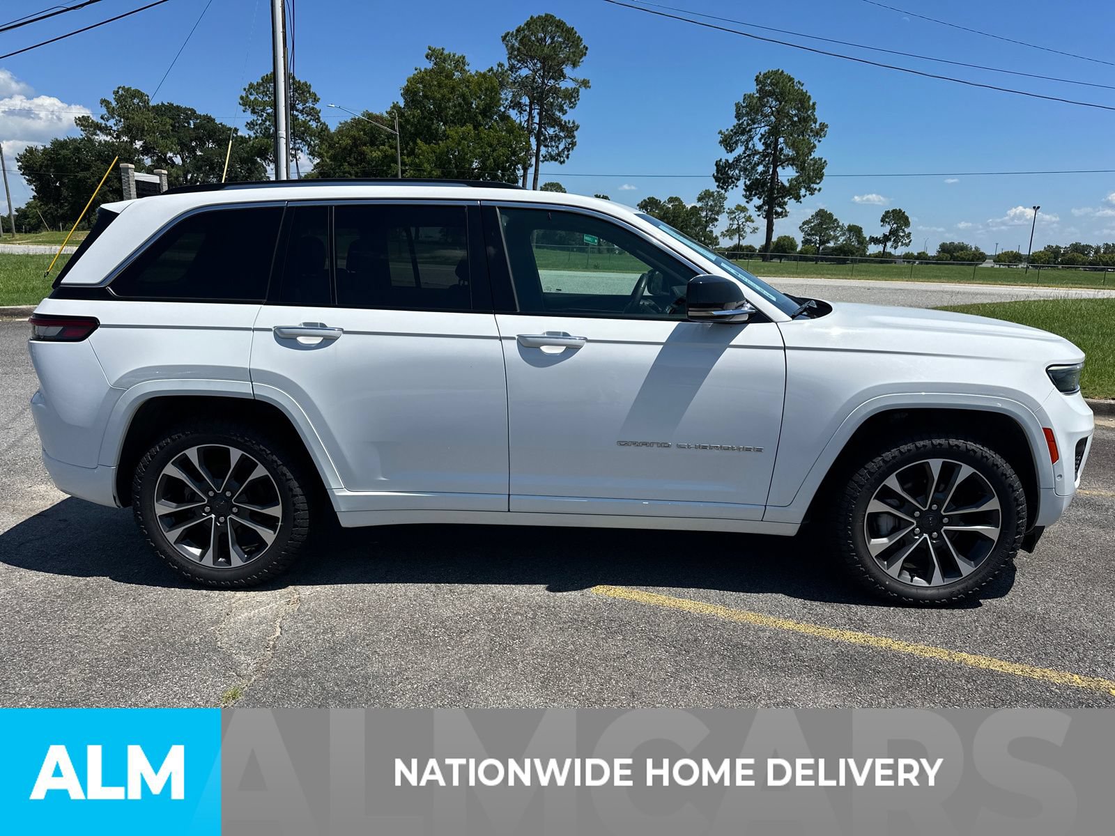Used 2023 Jeep Grand Cherokee Overland AWD/4WD image 4