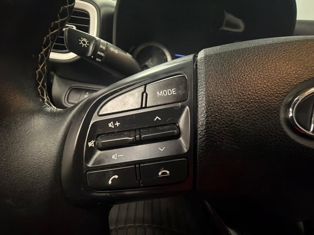 Used 2022 Hyundai Venue Limited FWD image 18