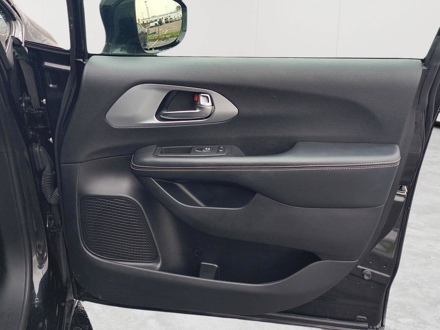 Used 2022 Chrysler Pacifica Touring-L w/ S Appearance Package FWD image 19