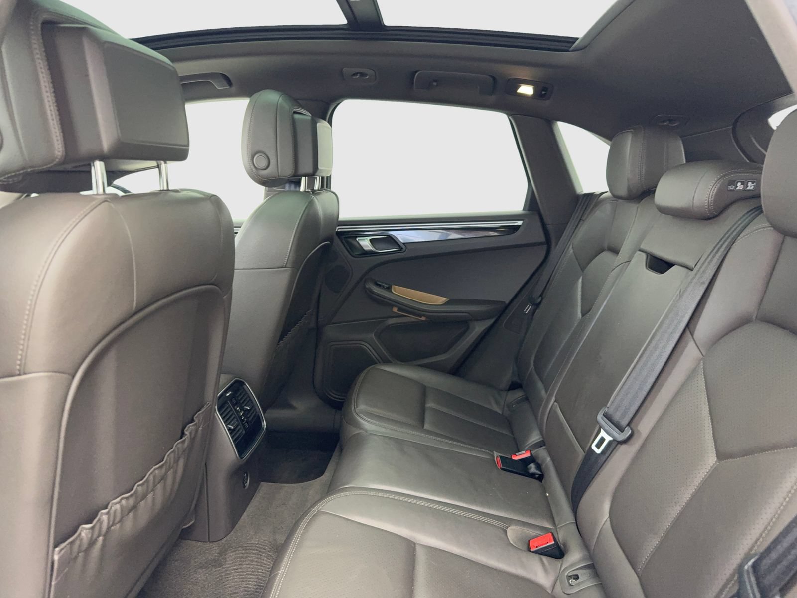 Used 2018 Porsche Macan AWD/4WD image 35