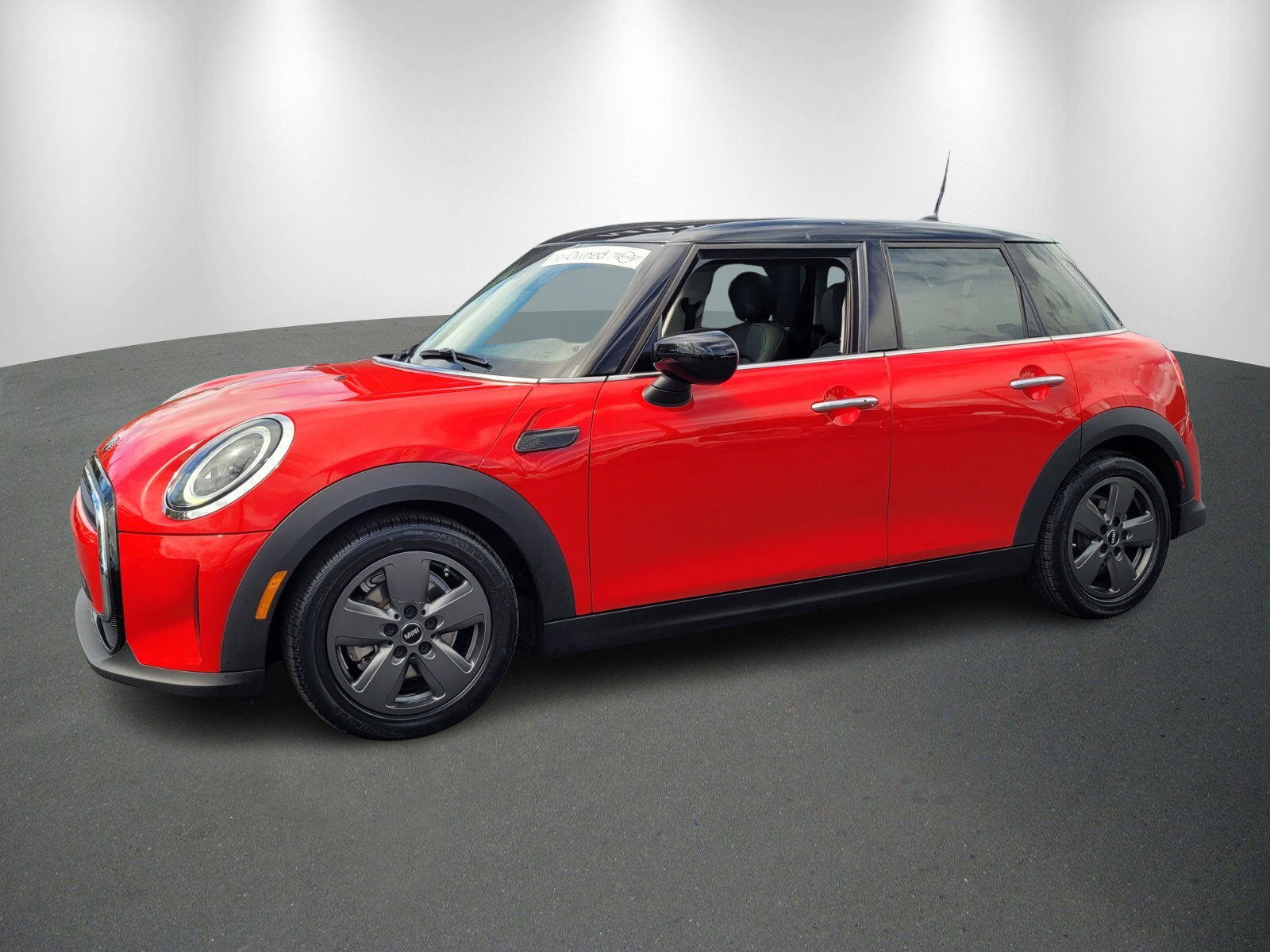 Used 2023 MINI Cooper 4-Door Hardtop image 3
