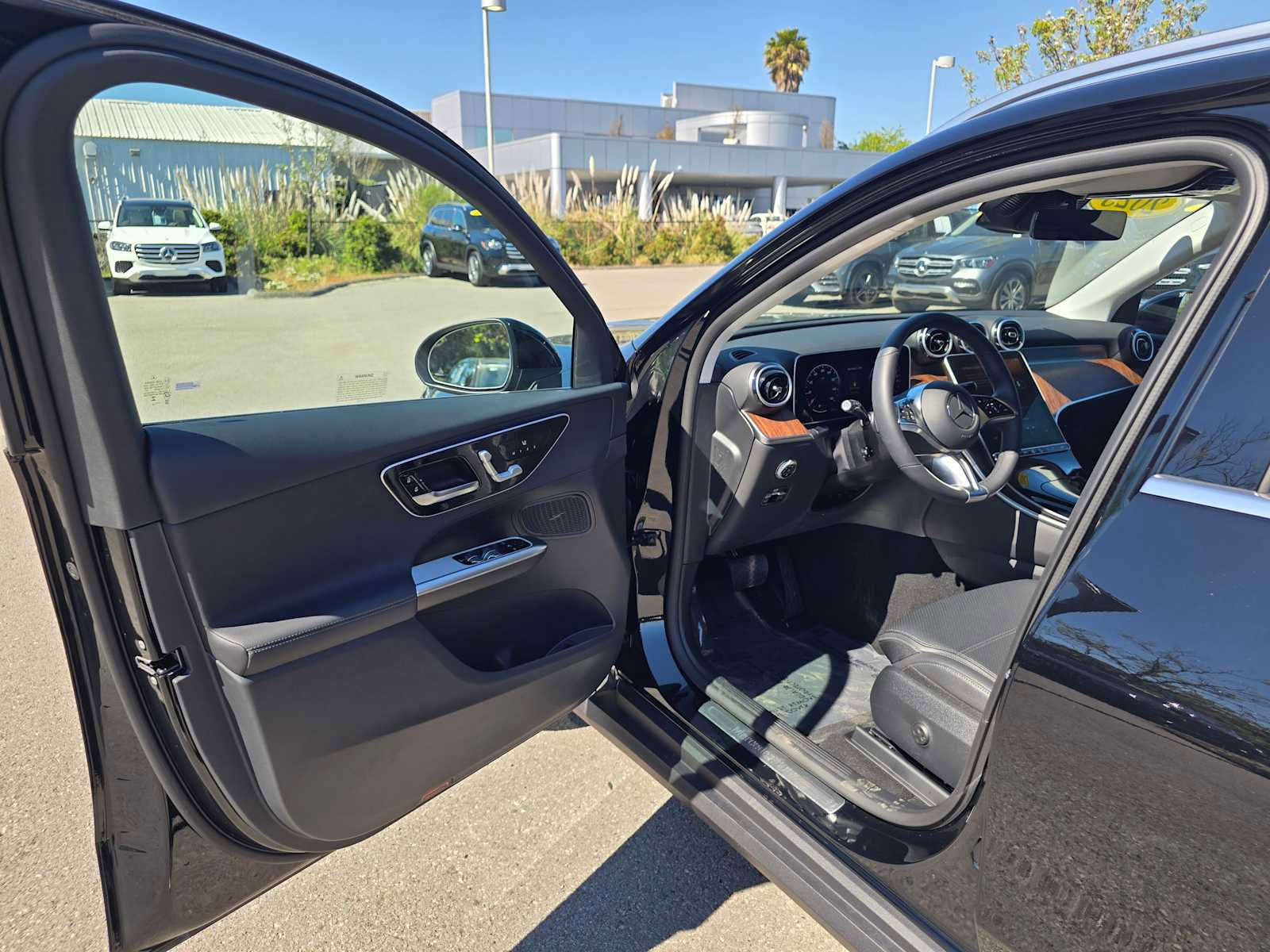 Used 2025 Mercedes-Benz GLC 350e 4MATIC image 22