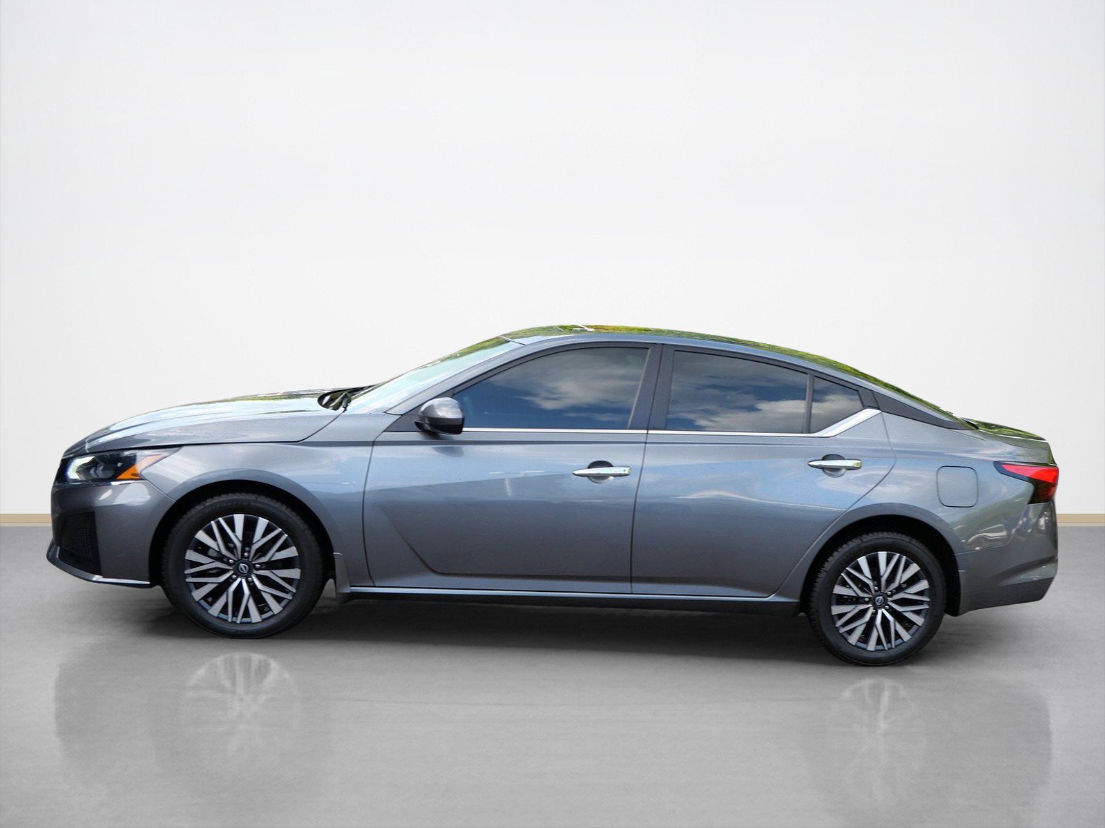 Certified 2023 Nissan Altima 2.5 SV w/ SV Premium Package AWD/4WD image 2