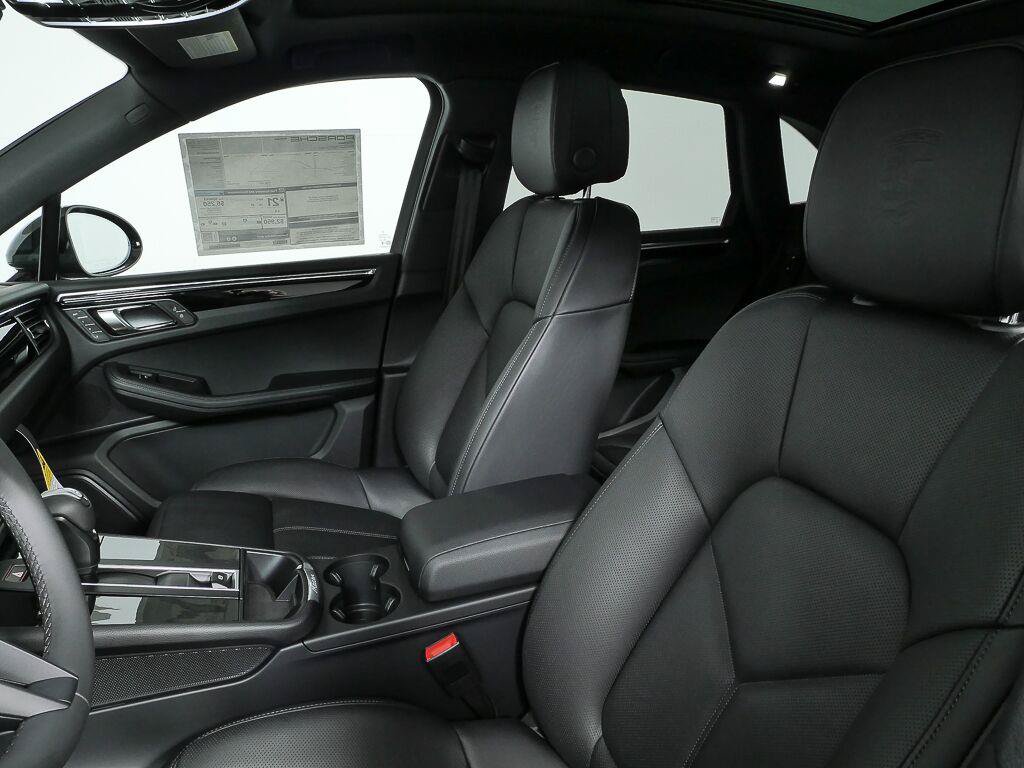 Certified 2026 Porsche Macan AWD/4WD image 5