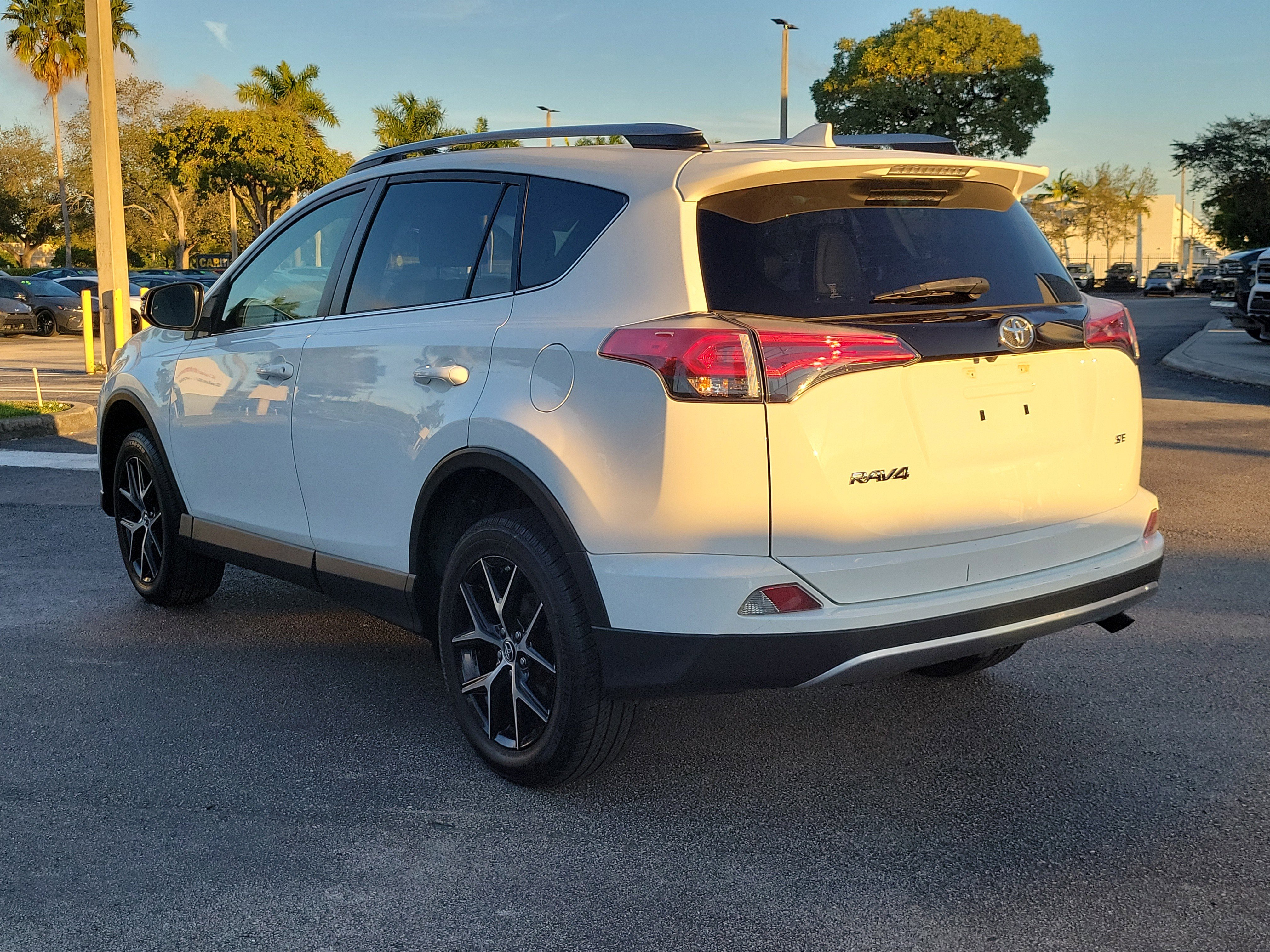 Used 2018 Toyota RAV4 SE image 6