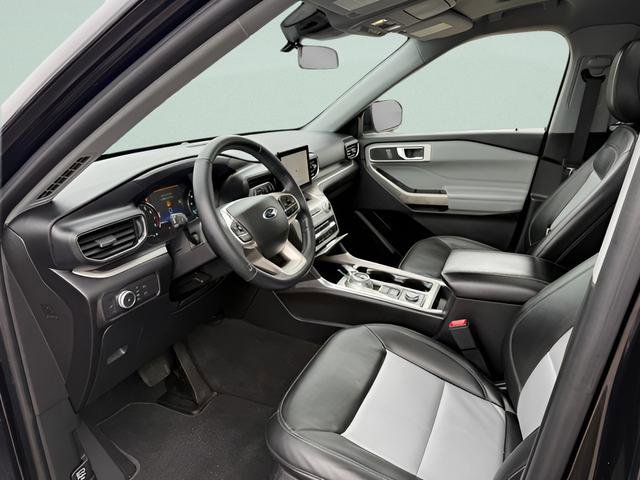 Used 2022 Ford Explorer XLT w/ Equipment Group 202A AWD/4WD image 4