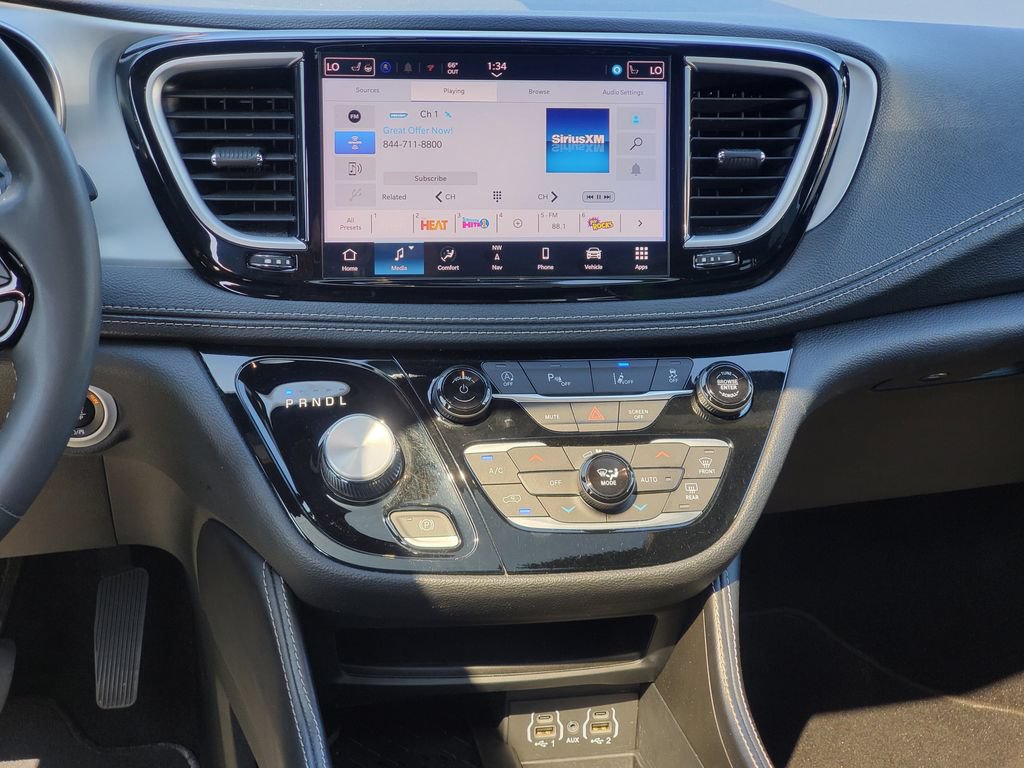 Used 2025 Chrysler Pacifica Limited FWD image 27