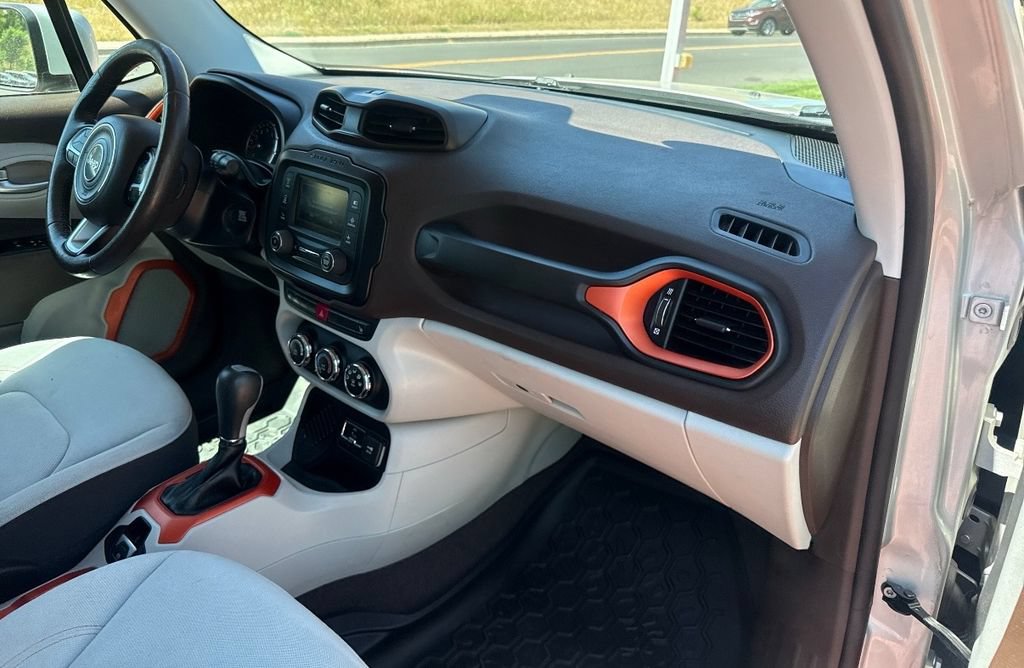 Used 2015 Jeep Renegade Latitude w/ Cold Weather Group FWD image 25