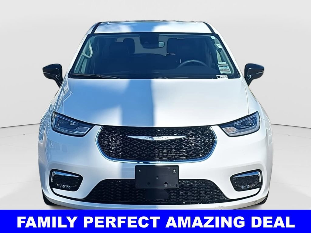 Used 2024 Chrysler Pacifica Select image 8