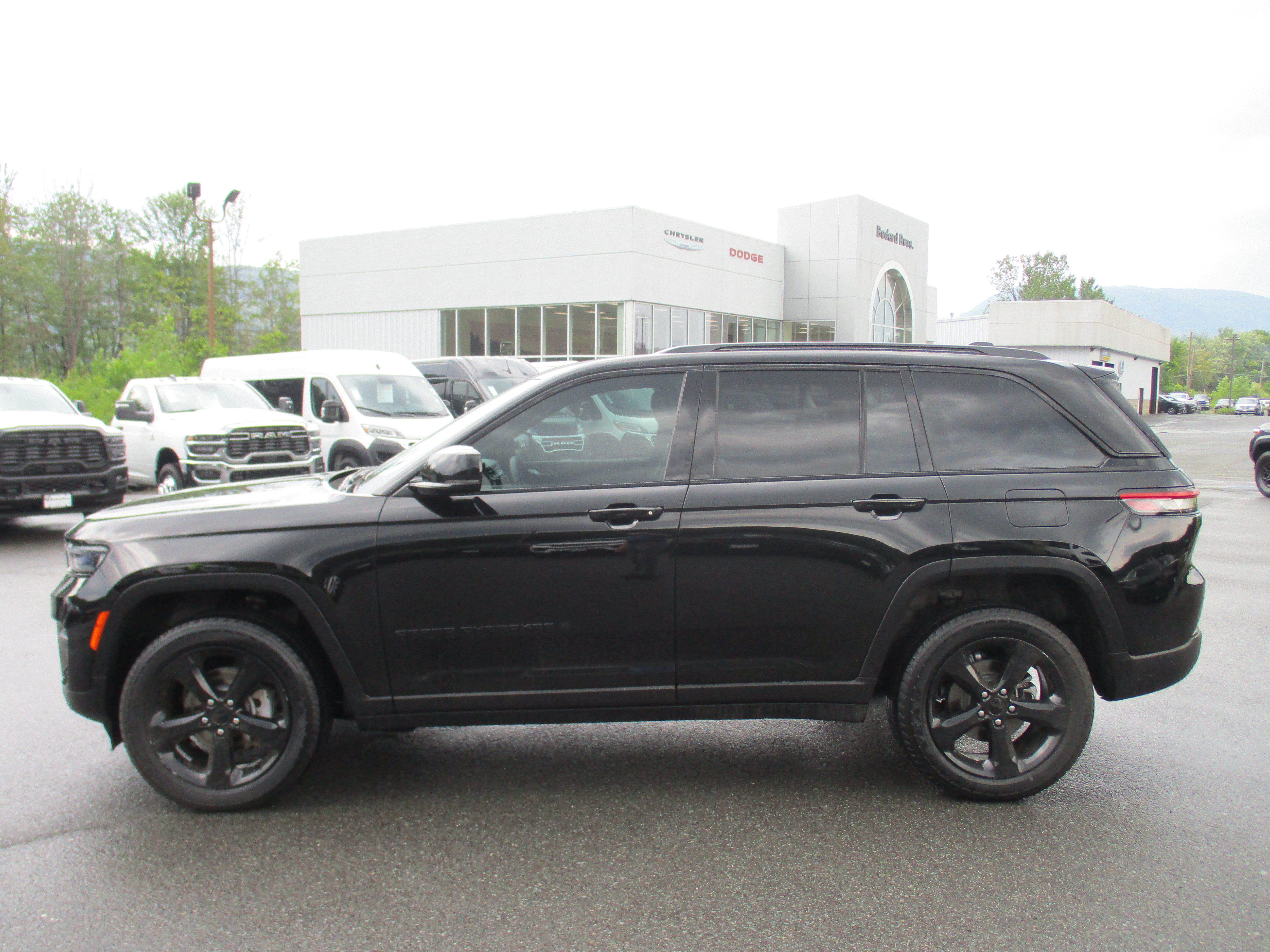 Certified 2023 Jeep Grand Cherokee Altitude AWD/4WD image 8