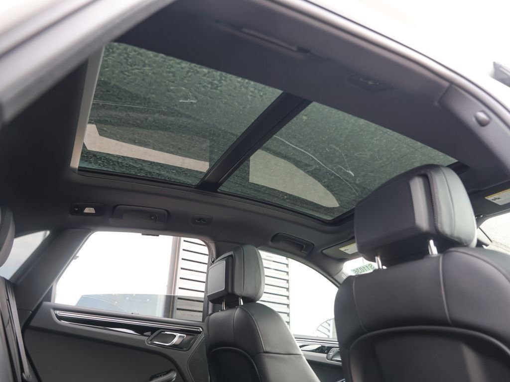 Certified 2025 Porsche Macan AWD/4WD image 33