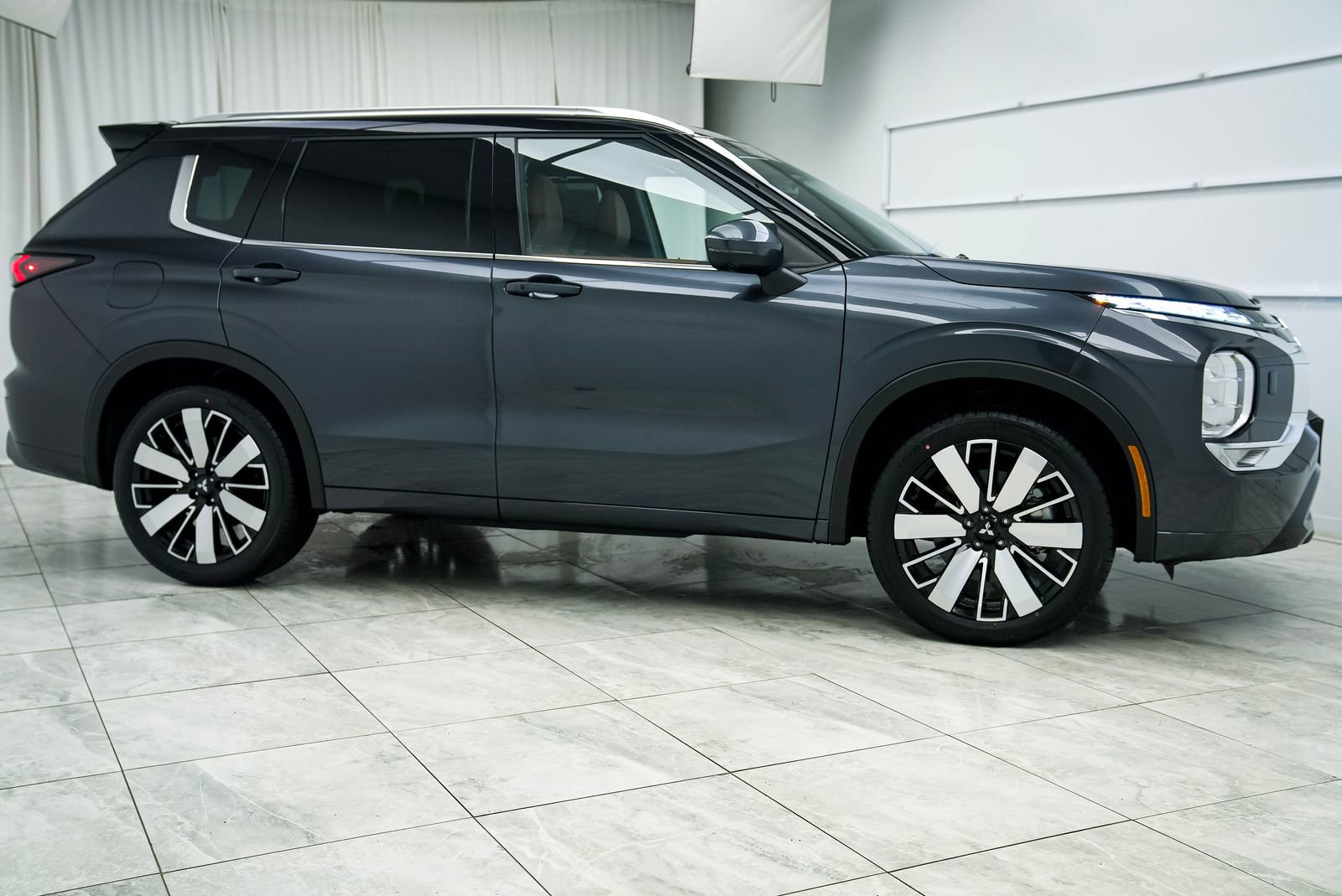 Used 2025 Mitsubishi Outlander SE image 2