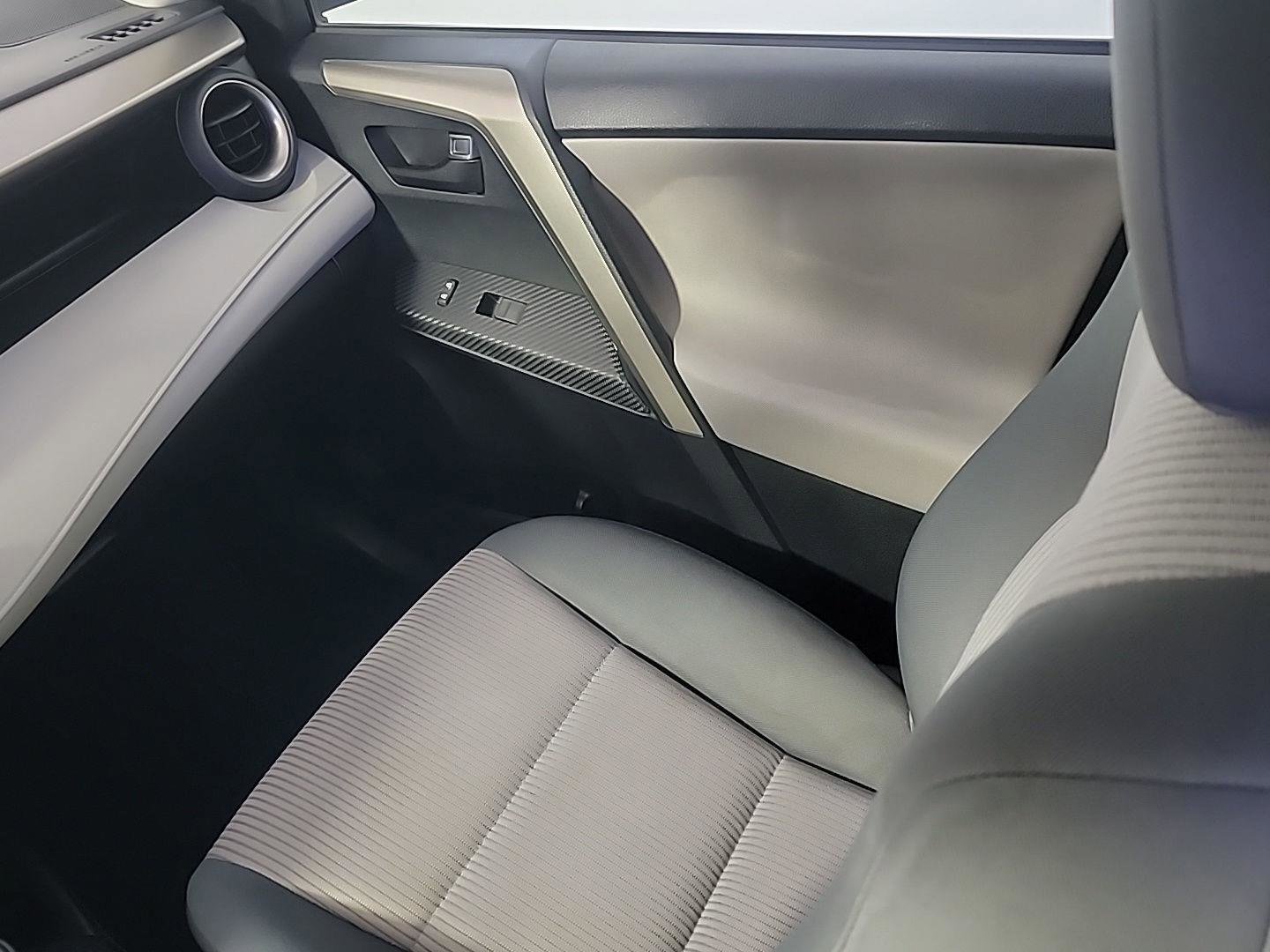 Used 2015 Toyota RAV4 LE image 22