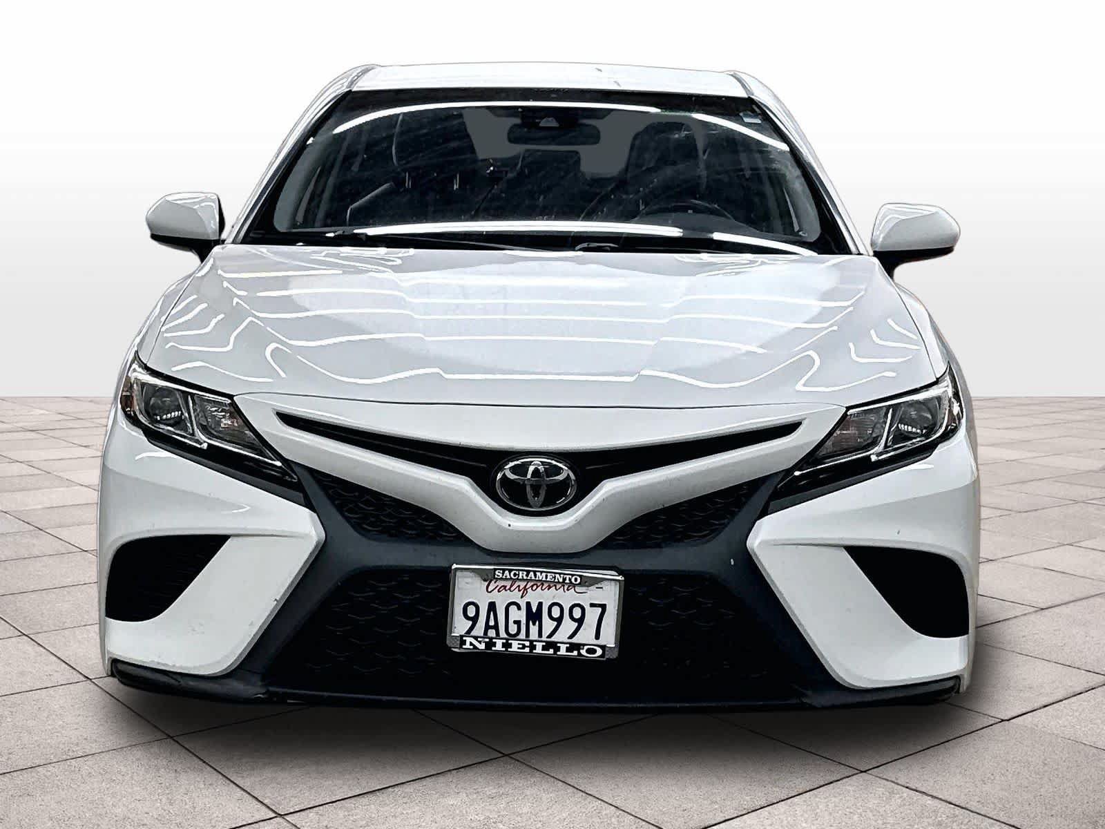 Used 2020 Toyota Camry SE FWD image 3