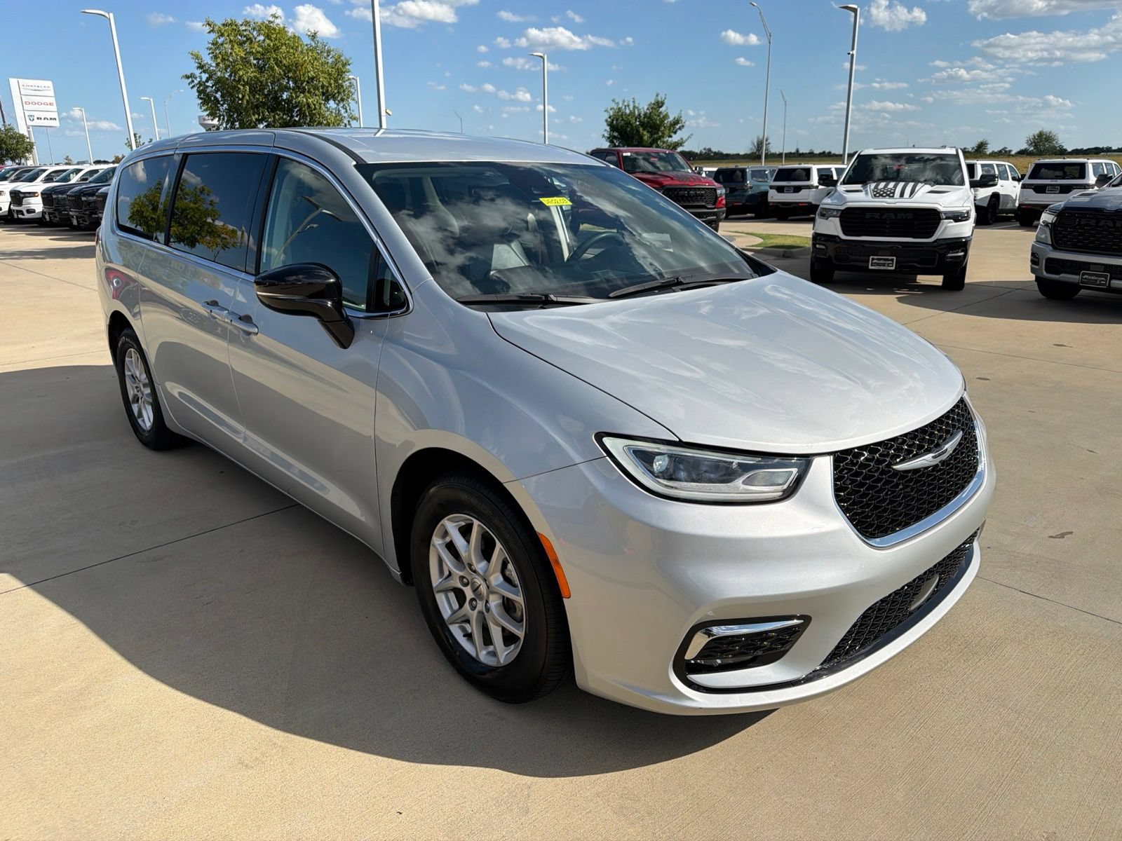 Used 2024 Chrysler Pacifica Touring-L FWD image 7