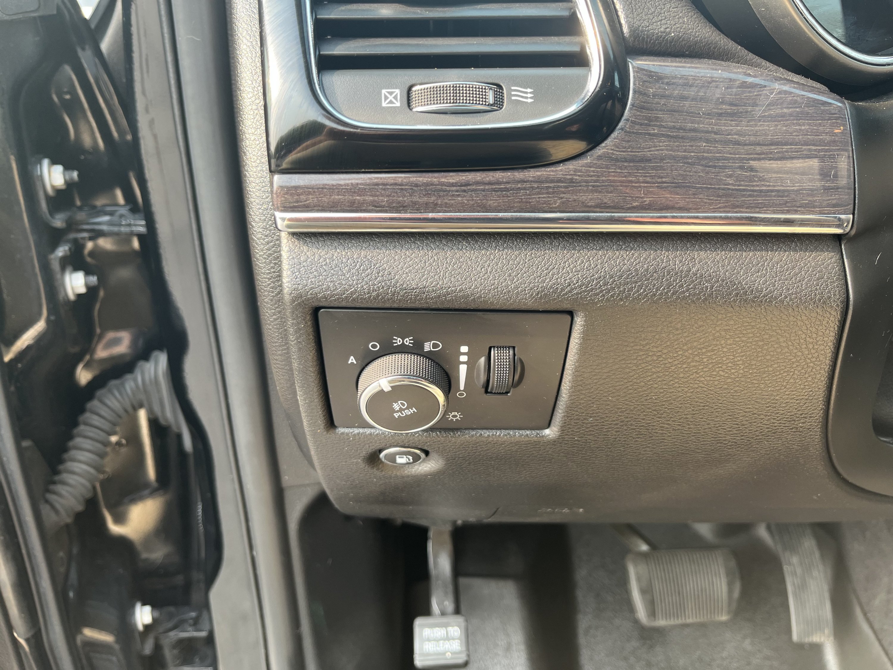 Used 2020 Jeep Grand Cherokee Overland AWD/4WD image 15